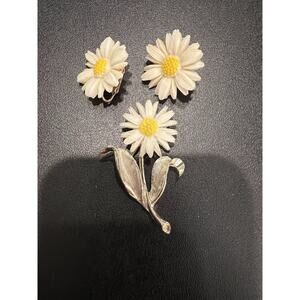 Vintage Sarah Coventry Light N' Bright Daisy Brooch And Clip Earring Set 1969-70